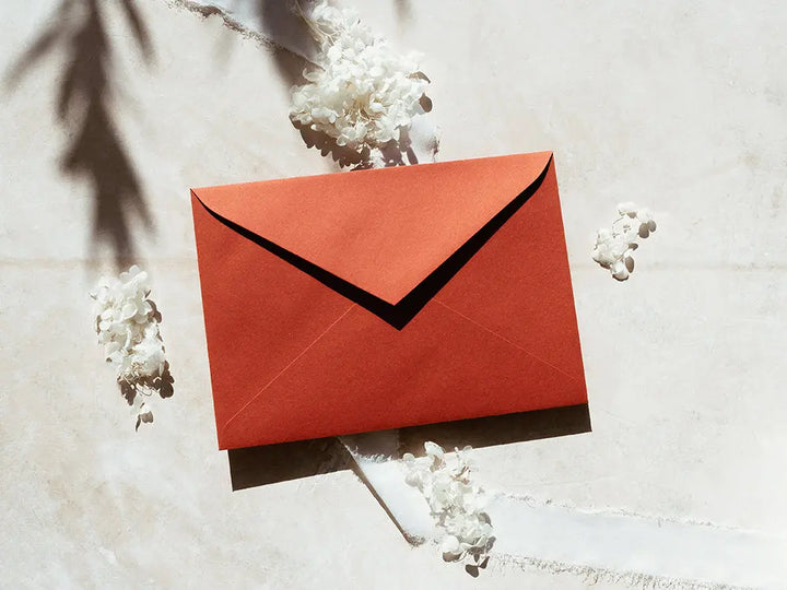 Sobre de moda tipo cuartilla elegante, ideal para invitaciones o correspondencia formal. Perfecto para papelería de alta calidad, disponible en varios colores y acabados.