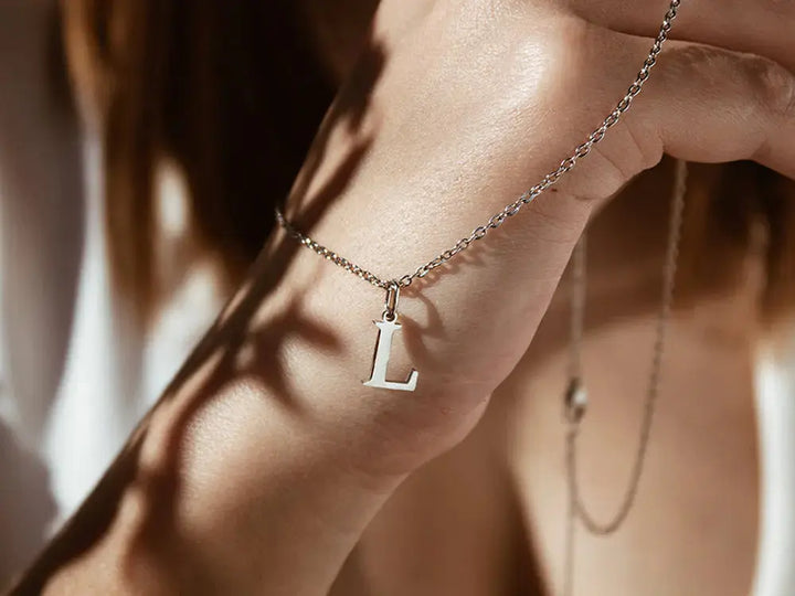 Collar con inicial. Colgante con inicial. Collar de acero inoxidable. Colgante acero inoxidable. Collar personalizado. Regalos personalizados. Regalo San Valentín.