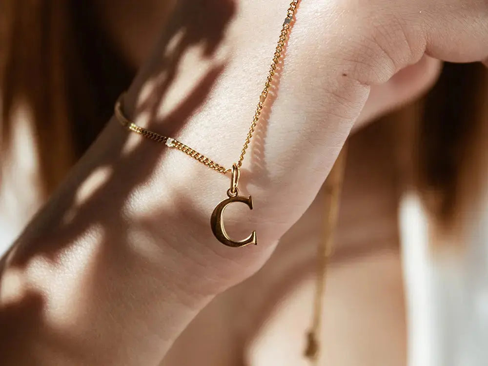 Collar con inicial. Colgante con inicial. Collar de acero inoxidable. Colgante acero inoxidable. Collar personalizado. Regalos personalizados. Regalo San Valentín.