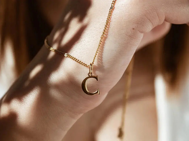Collar con inicial. Colgante con inicial. Collar de acero inoxidable. Colgante acero inoxidable. Collar personalizado. Regalos personalizados. Regalo San Valentín.
