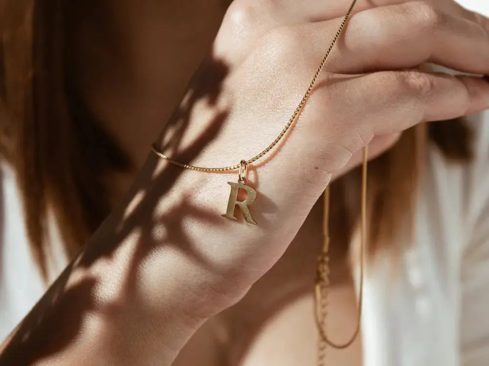 Collar con inicial. Colgante con inicial. Collar de acero inoxidable. Colgante acero inoxidable. Collar personalizado. Regalos personalizados. Regalo San Valentín.