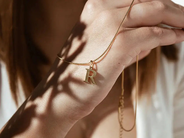 Collar con inicial. Colgante con inicial. Collar de acero inoxidable. Colgante acero inoxidable. Collar personalizado. Regalos personalizados. Regalo San Valentín.