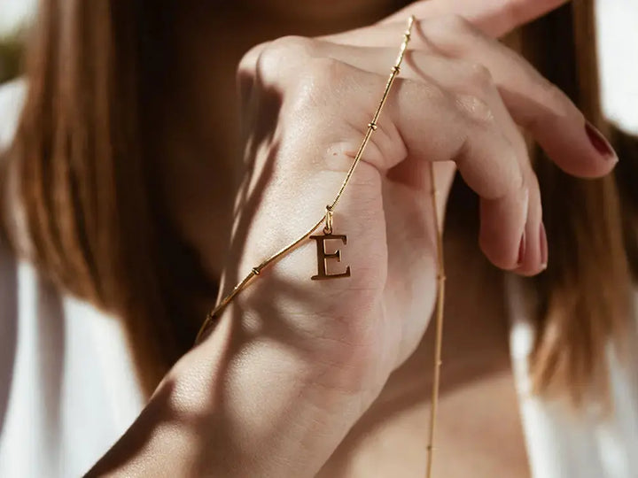 Collar con inicial. Colgante con inicial. Collar de acero inoxidable. Colgante acero inoxidable. Collar personalizado. Regalos personalizados. Regalo San Valentín.