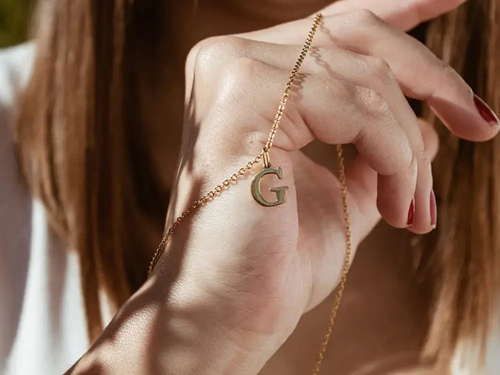 Collar con inicial. Colgante con inicial. Collar de acero inoxidable. Colgante acero inoxidable. Collar personalizado. Regalos personalizados. Regalo San Valentín.