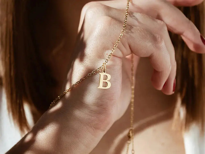 Collar con inicial. Colgante con inicial. Collar de acero inoxidable. Colgante acero inoxidable. Collar personalizado. Regalos personalizados. Regalo San Valentín.