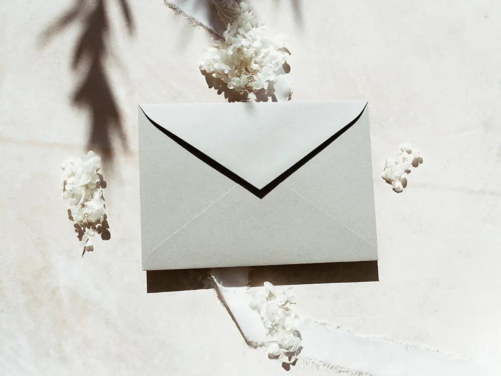 Sobre de moda tipo cuartilla elegante, ideal para invitaciones o correspondencia formal. Perfecto para papelería de alta calidad, disponible en varios colores y acabados.