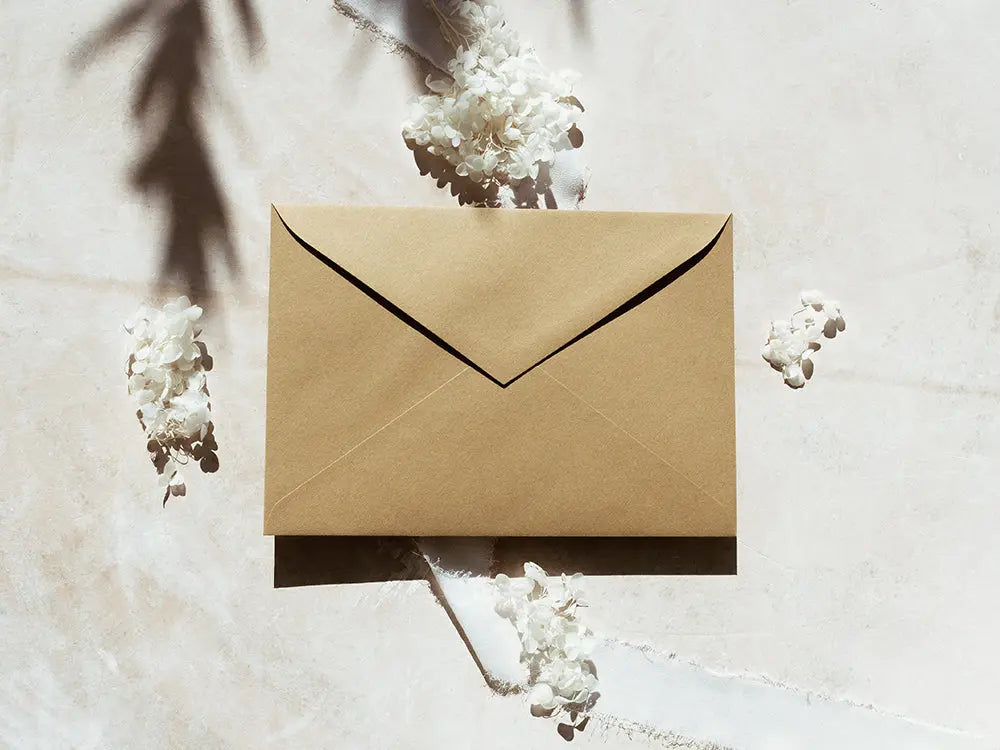 Sobre de moda tipo cuartilla elegante, ideal para invitaciones o correspondencia formal. Perfecto para papelería de alta calidad, disponible en varios colores y acabados.