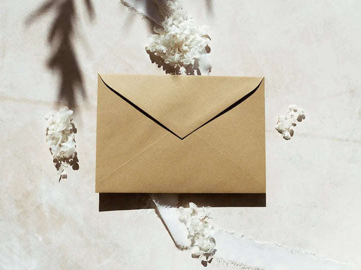 Sobre de moda tipo cuartilla elegante, ideal para invitaciones o correspondencia formal. Perfecto para papelería de alta calidad, disponible en varios colores y acabados.