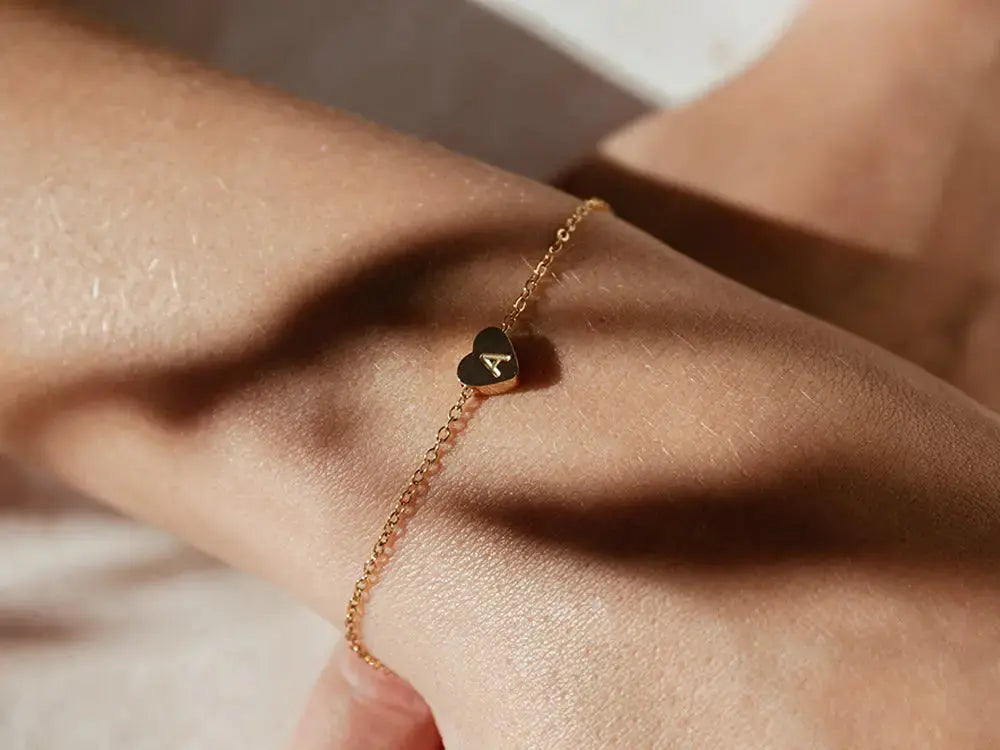 Pulsera con inicial. Pulsera personalizada. Pulsera acero inoxidable. Pulsera dorada. Pulsera 
minimalista. Detalles para San Valentín.