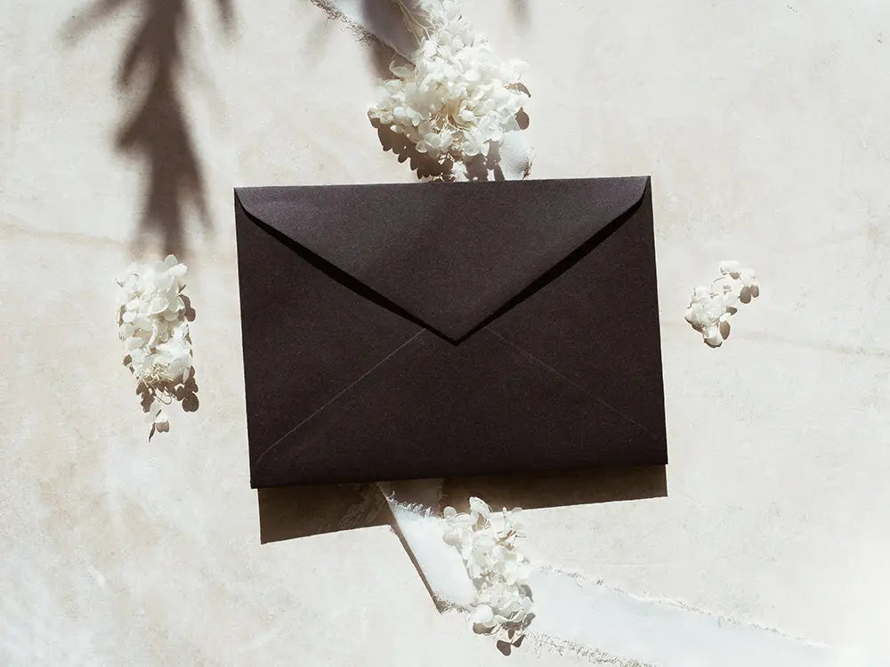 Sobre de moda tipo cuartilla elegante, ideal para invitaciones o correspondencia formal. Perfecto para papelería de alta calidad, disponible en varios colores y acabados.