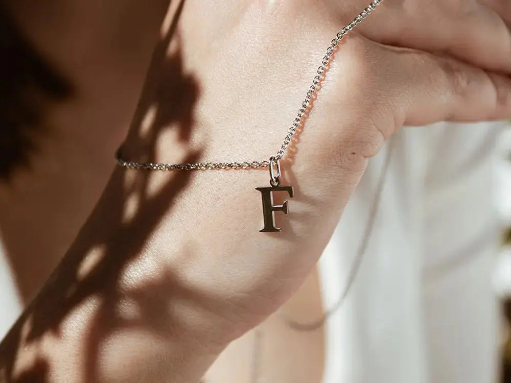 Collar con inicial. Colgante con inicial. Collar de acero inoxidable. Colgante acero inoxidable. Collar personalizado. Regalos personalizados. Regalo San Valentín.