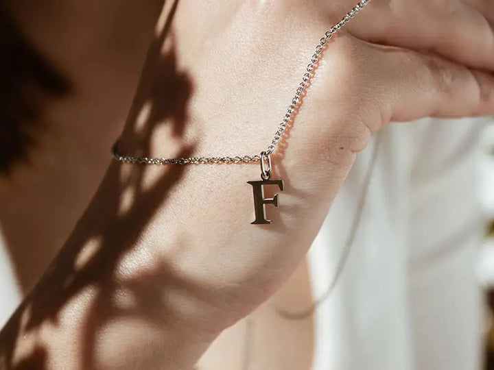 Collar con inicial. Colgante con inicial. Collar de acero inoxidable. Colgante acero inoxidable. Collar personalizado. Regalos personalizados. Regalo San Valentín.