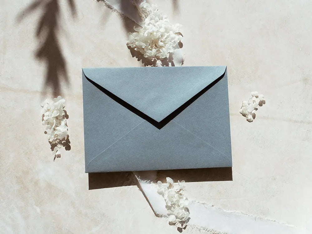 Sobre de moda tipo cuartilla elegante, ideal para invitaciones o correspondencia formal. Perfecto para papelería de alta calidad, disponible en varios colores y acabados.