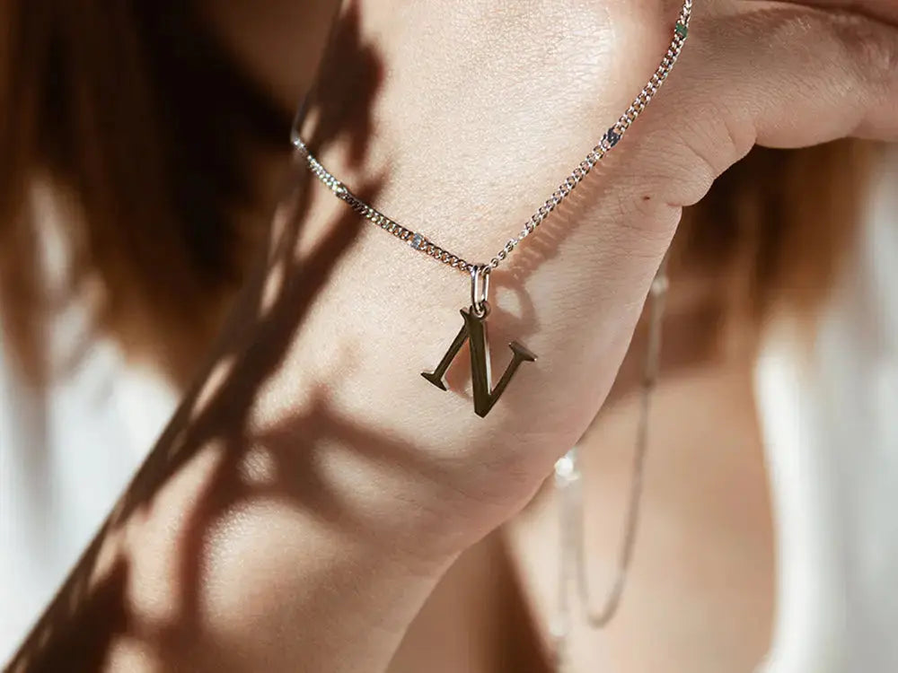 Collar con inicial. Colgante con inicial. Collar de acero inoxidable. Colgante acero inoxidable. Collar personalizado. Regalos personalizados. Regalo San Valentín.