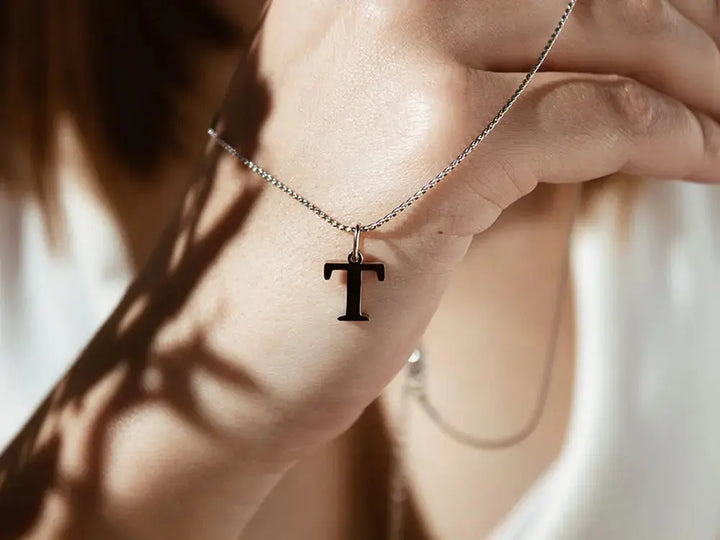 Collar con inicial. Colgante con inicial. Collar de acero inoxidable. Colgante acero inoxidable. Collar personalizado. Regalos personalizados. Regalo San Valentín.