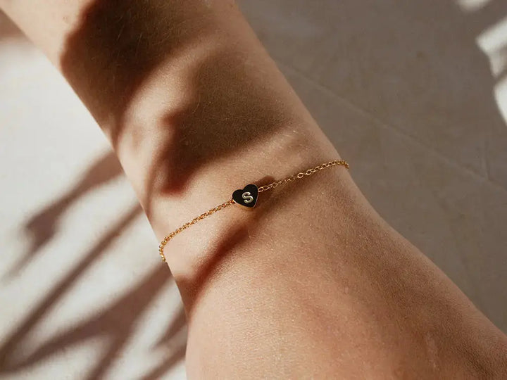 Pulsera con inicial. Pulsera personalizada. Pulsera acero inoxidable. Pulsera dorada. Pulsera 
minimalista. Detalles para San Valentín.