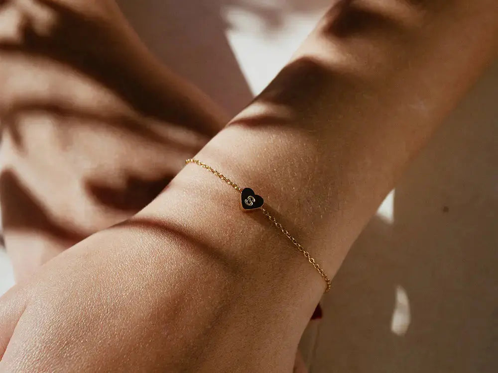 Pulsera con inicial. Pulsera personalizada. Pulsera acero inoxidable. Pulsera dorada. Pulsera 
minimalista. Detalles para San Valentín.