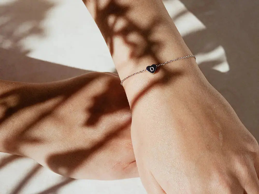 Pulsera con inicial. Pulsera personalizada. Pulsera acero inoxidable. Pulsera dorada. Pulsera 
minimalista. Detalles para San Valentín.