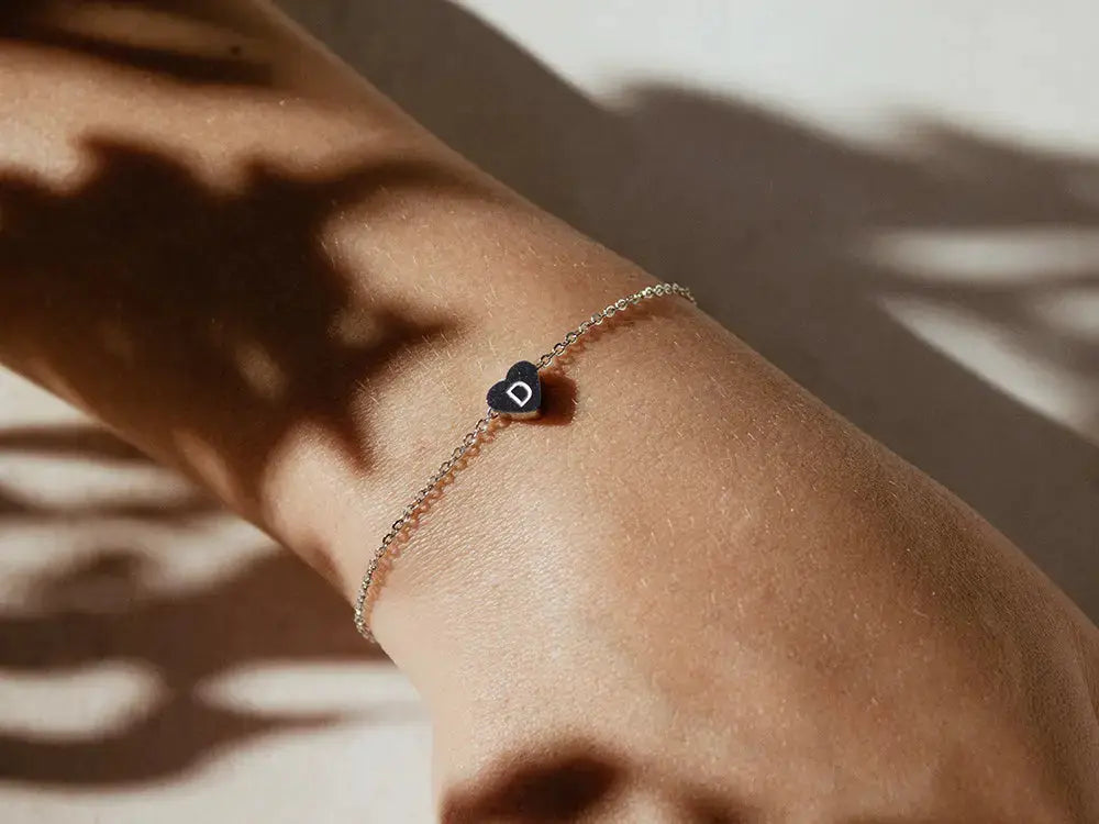 Pulsera con inicial. Pulsera personalizada. Pulsera acero inoxidable. Pulsera dorada. Pulsera 
minimalista. Detalles para San Valentín.