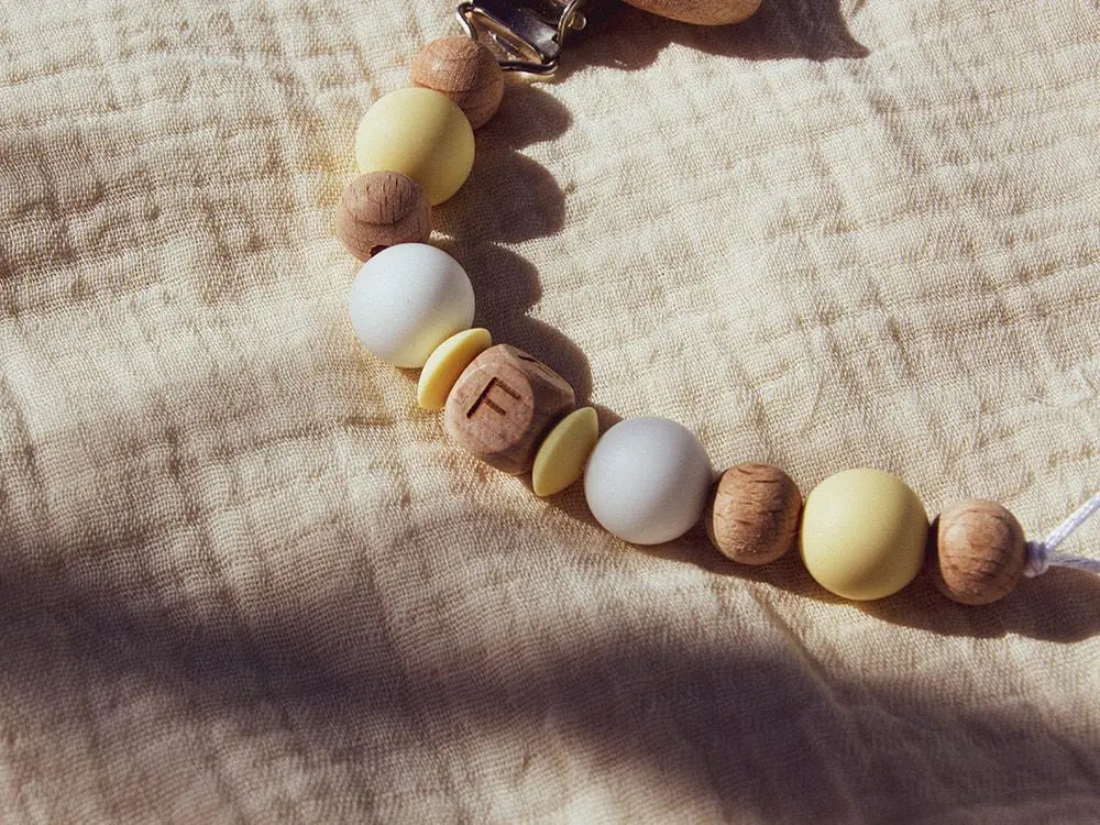 Chupetero madera con inicial animalitos. Chupetero madera con inicial erizo. Detalles hechos a mano para bebé. Regalos sostenibles. Chupetero sensorial. Chupetero personalizado.