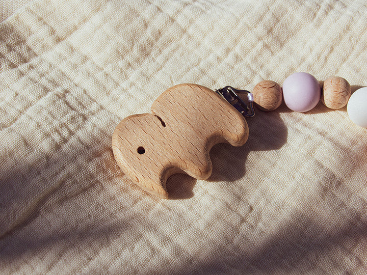 Chupetero madera con inicial animalitos. Chupetero madera con inicial elefante. Detalles hechos a mano para bebé. Regalos sostenibles. Chupetero sensorial. Chupetero personalizado.