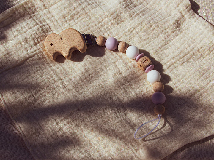 Chupetero madera con inicial animalitos. Chupetero madera con inicial elefante. Detalles hechos a mano para bebé. Regalos sostenibles. Chupetero sensorial. Chupetero personalizado.