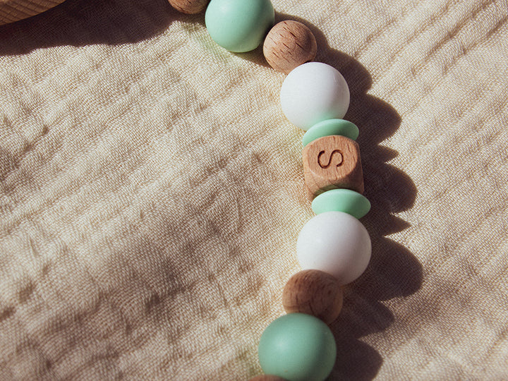 Chupetero madera con inicial animalitos. Chupetero madera con inicial osito. Detalles hechos a mano para bebé. Regalos sostenibles. Chupetero sensorial. Chupetero personalizado.