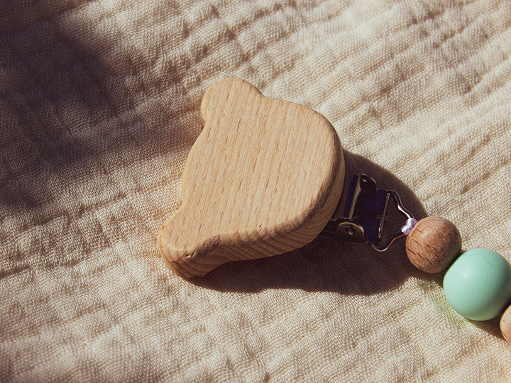 Chupetero madera con inicial animalitos. Chupetero madera con inicial osito. Detalles hechos a mano para bebé. Regalos sostenibles. Chupetero sensorial. Chupetero personalizado.