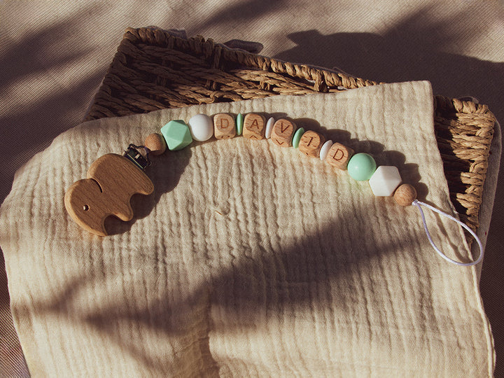 Chupetero madera con inicial animalitos. Chupetero madera con inicial elefante. Regalos hechos a mano para bebé. Detalles de madera. Chupetero sensorial. Chupetero personalizado. Detalles para bautizos. Detalles para bodas.