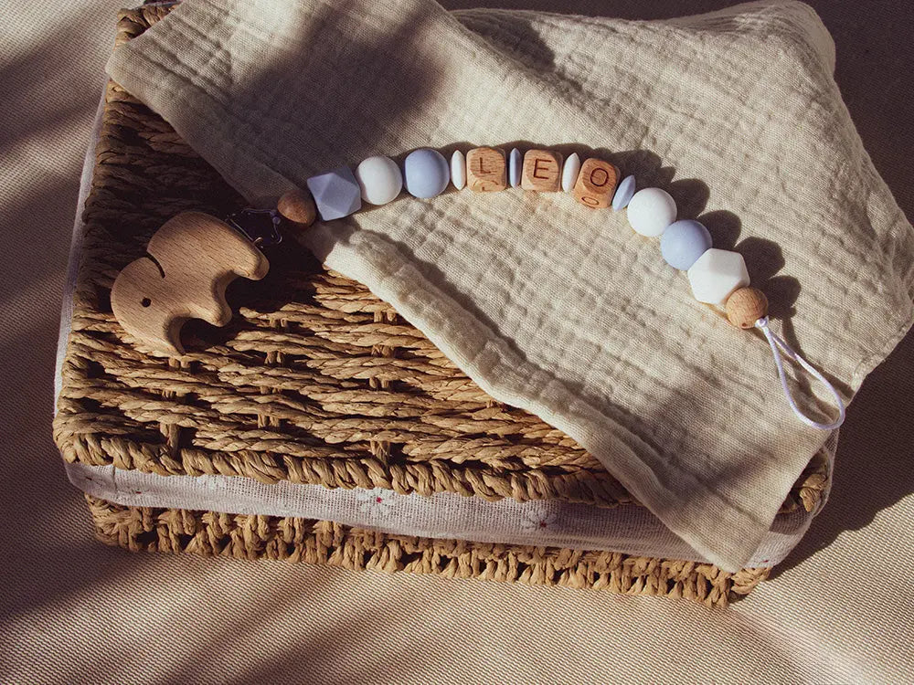 Chupetero madera con inicial animalitos. Chupetero madera con inicial elefante. Regalos hechos a mano para bebé. Detalles de madera. Chupetero sensorial. Chupetero personalizado. Detalles para bautizos. Detalles para bodas.