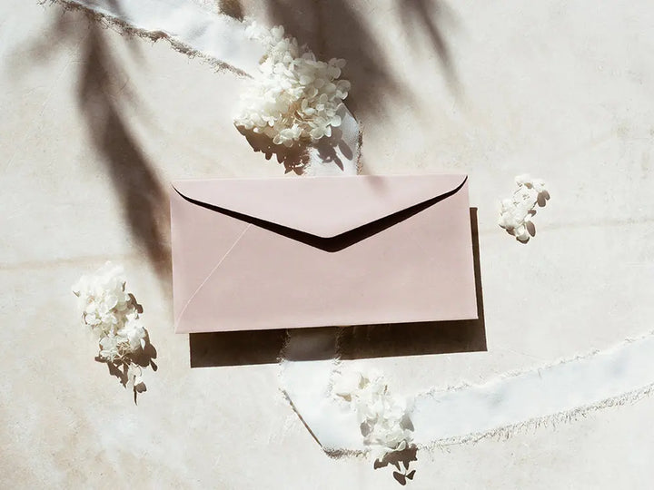 Sobre tipo americano clásico y sofisticado, perfecto para tarjetas de agradecimiento, invitaciones o cartas formales. Fabricado con materiales premium, ofrece una presentación de lujo.