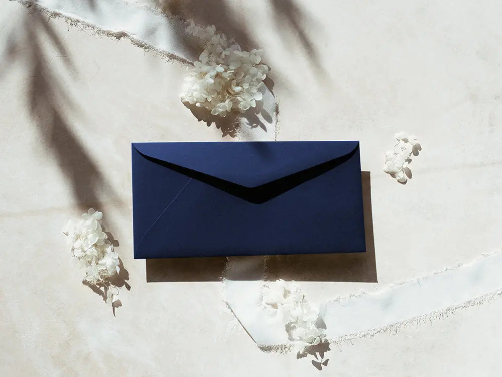 Sobre tipo americano clásico y sofisticado, perfecto para tarjetas de agradecimiento, invitaciones o cartas formales. Fabricado con materiales premium, ofrece una presentación de lujo.