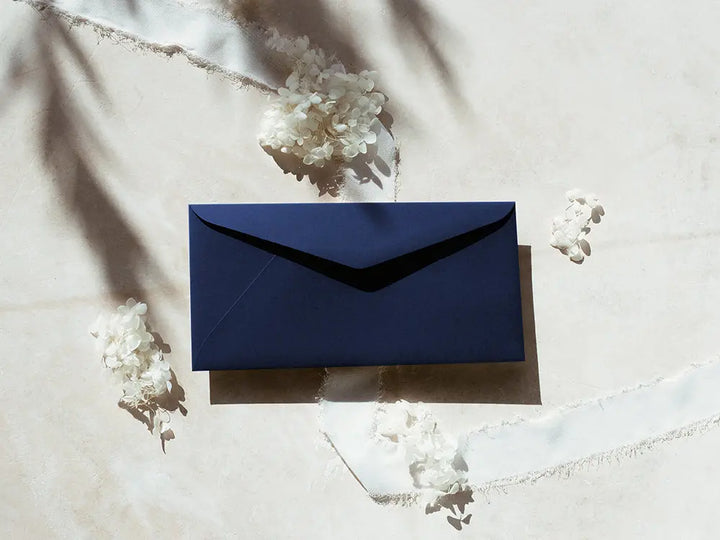 Sobre tipo americano clásico y sofisticado, perfecto para tarjetas de agradecimiento, invitaciones o cartas formales. Fabricado con materiales premium, ofrece una presentación de lujo.