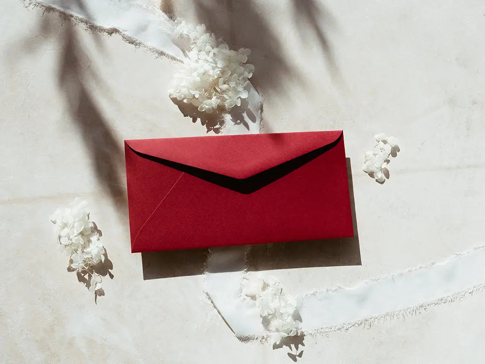 Sobre tipo americano clásico y sofisticado, perfecto para tarjetas de agradecimiento, invitaciones o cartas formales. Fabricado con materiales premium, ofrece una presentación de lujo.