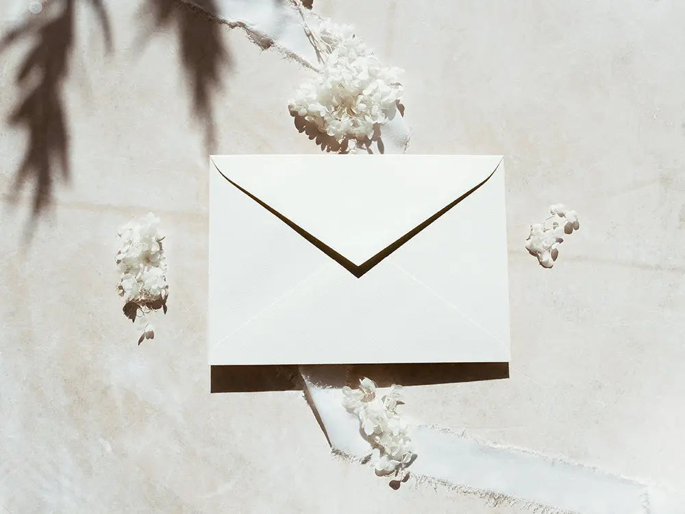 Sobre de moda tipo cuartilla elegante, ideal para invitaciones o correspondencia formal. Perfecto para papelería de alta calidad, disponible en varios colores y acabados.