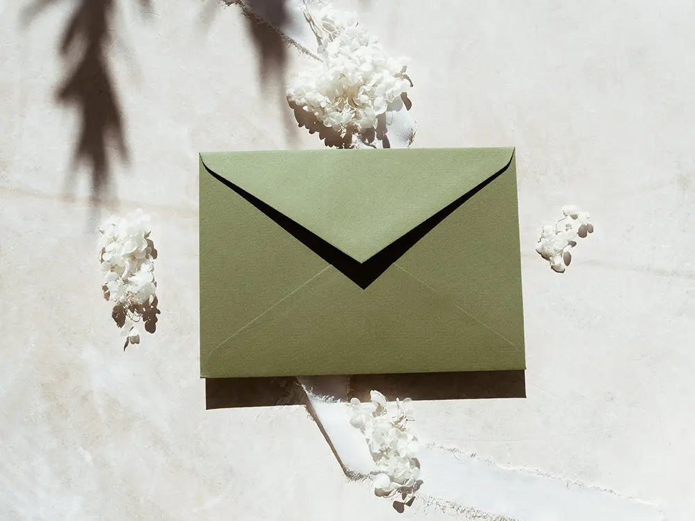 Sobre de moda tipo cuartilla elegante, ideal para invitaciones o correspondencia formal. Perfecto para papelería de alta calidad, disponible en varios colores y acabados.