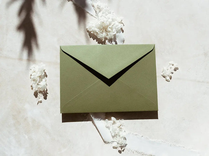 Sobre de moda tipo cuartilla elegante, ideal para invitaciones o correspondencia formal. Perfecto para papelería de alta calidad, disponible en varios colores y acabados.