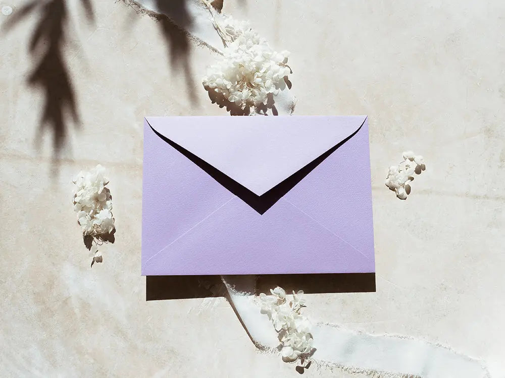 Sobre de moda tipo cuartilla elegante, ideal para invitaciones o correspondencia formal. Perfecto para papelería de alta calidad, disponible en varios colores y acabados.