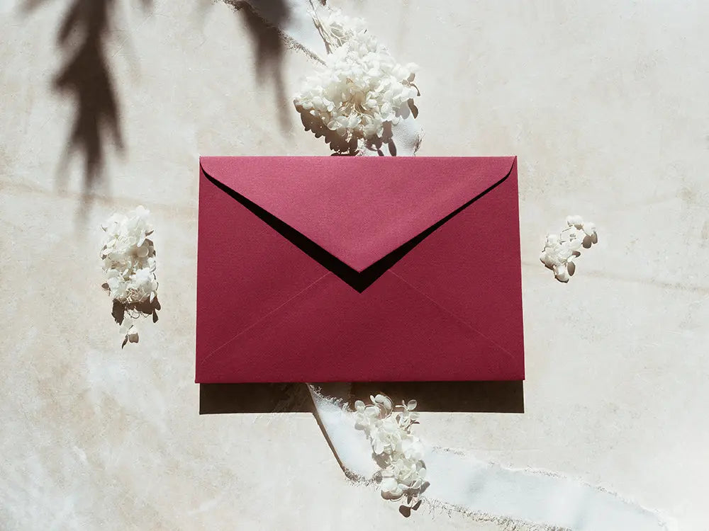 Sobre de moda tipo cuartilla elegante, ideal para invitaciones o correspondencia formal. Perfecto para papelería de alta calidad, disponible en varios colores y acabados.