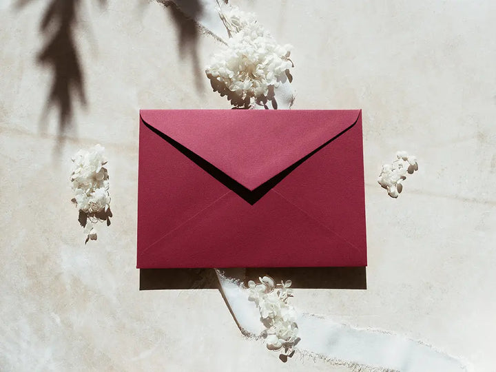 Sobre de moda tipo cuartilla elegante, ideal para invitaciones o correspondencia formal. Perfecto para papelería de alta calidad, disponible en varios colores y acabados.