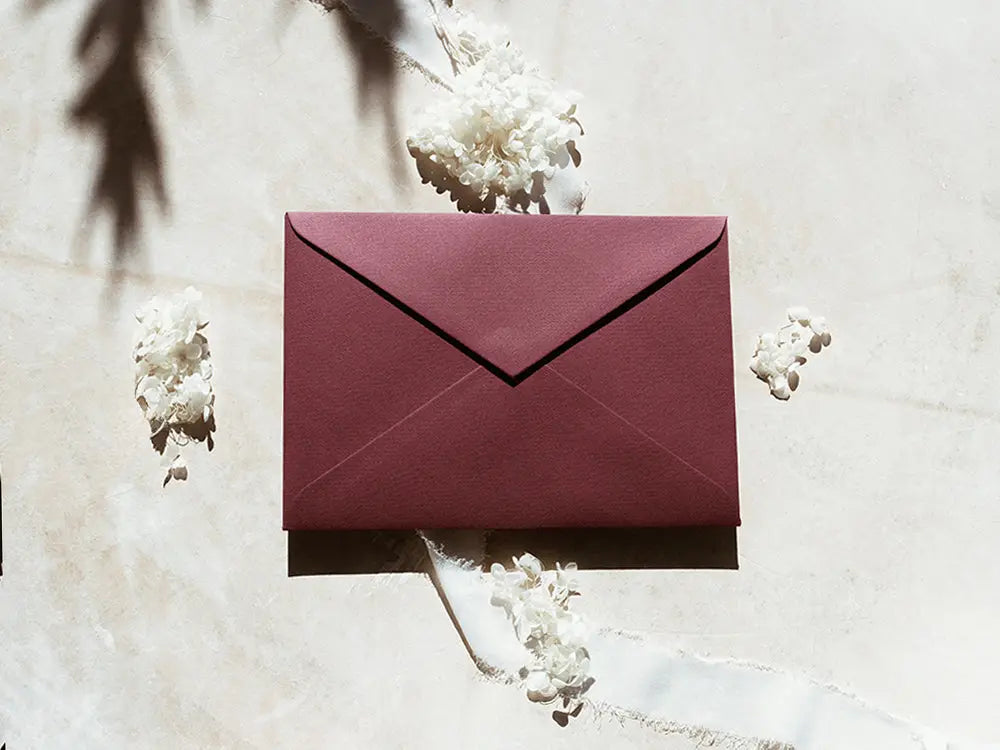 Sobre de moda tipo cuartilla elegante, ideal para invitaciones o correspondencia formal. Perfecto para papelería de alta calidad, disponible en varios colores y acabados.