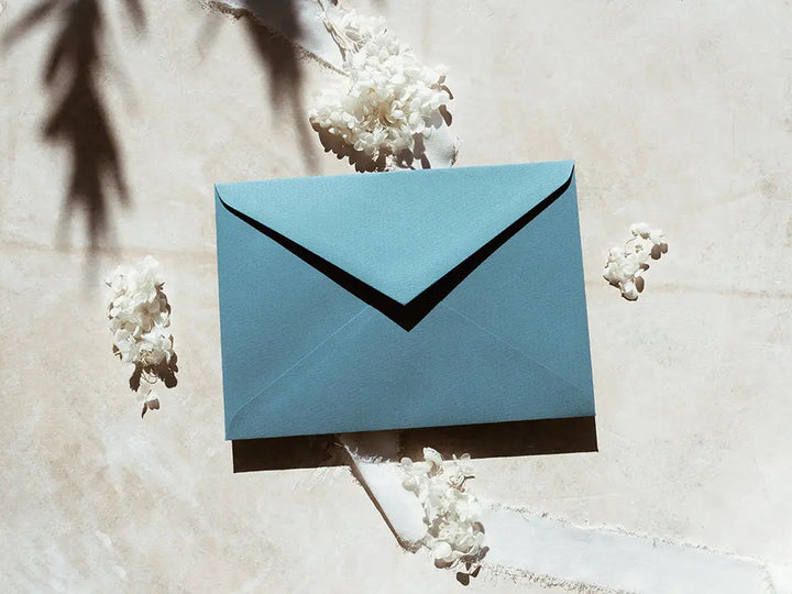 Sobre de moda tipo cuartilla elegante, ideal para invitaciones o correspondencia formal. Perfecto para papelería de alta calidad, disponible en varios colores y acabados.