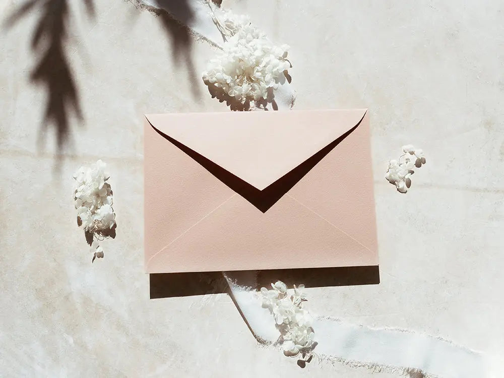 Sobre de moda tipo cuartilla elegante, ideal para invitaciones o correspondencia formal. Perfecto para papelería de alta calidad, disponible en varios colores y acabados.