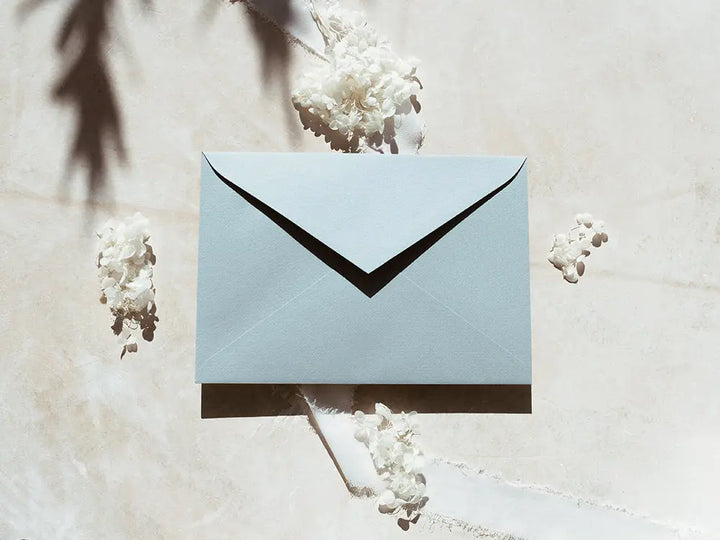 Sobre de moda tipo cuartilla elegante, ideal para invitaciones o correspondencia formal. Perfecto para papelería de alta calidad, disponible en varios colores y acabados.