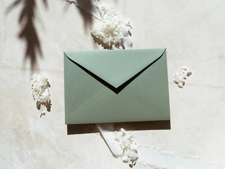 Sobre de moda tipo cuartilla elegante, ideal para invitaciones o correspondencia formal. Perfecto para papelería de alta calidad, disponible en varios colores y acabados.