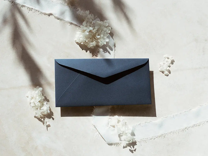 Sobre tipo americano clásico y sofisticado, perfecto para tarjetas de agradecimiento, invitaciones o cartas formales. Fabricado con materiales premium, ofrece una presentación de lujo.