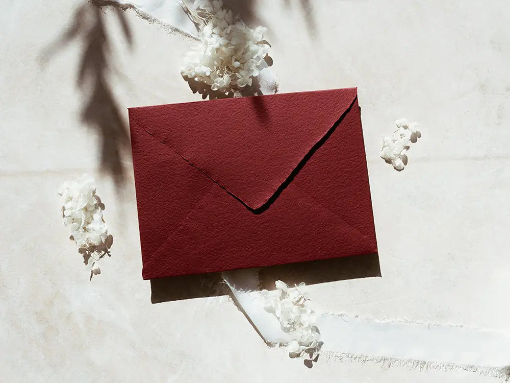 Sobre de moda tipo cuartilla elegante, ideal para invitaciones o correspondencia formal. Perfecto para papelería de alta calidad, disponible en varios colores y acabados.