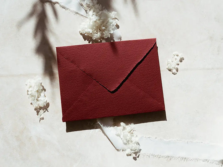 Sobre de moda tipo cuartilla elegante, ideal para invitaciones o correspondencia formal. Perfecto para papelería de alta calidad, disponible en varios colores y acabados.