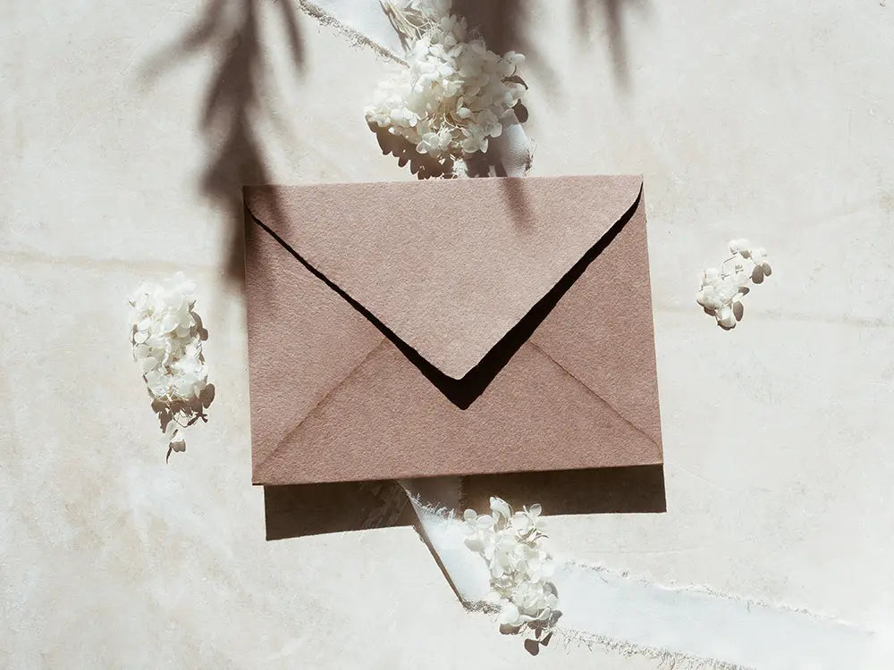 Sobre de moda tipo cuartilla elegante, ideal para invitaciones o correspondencia formal. Perfecto para papelería de alta calidad, disponible en varios colores y acabados.