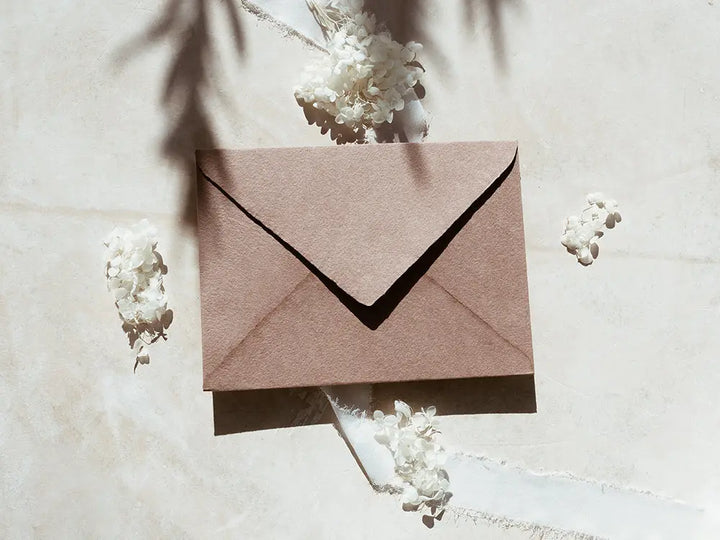 Sobre de moda tipo cuartilla elegante, ideal para invitaciones o correspondencia formal. Perfecto para papelería de alta calidad, disponible en varios colores y acabados.